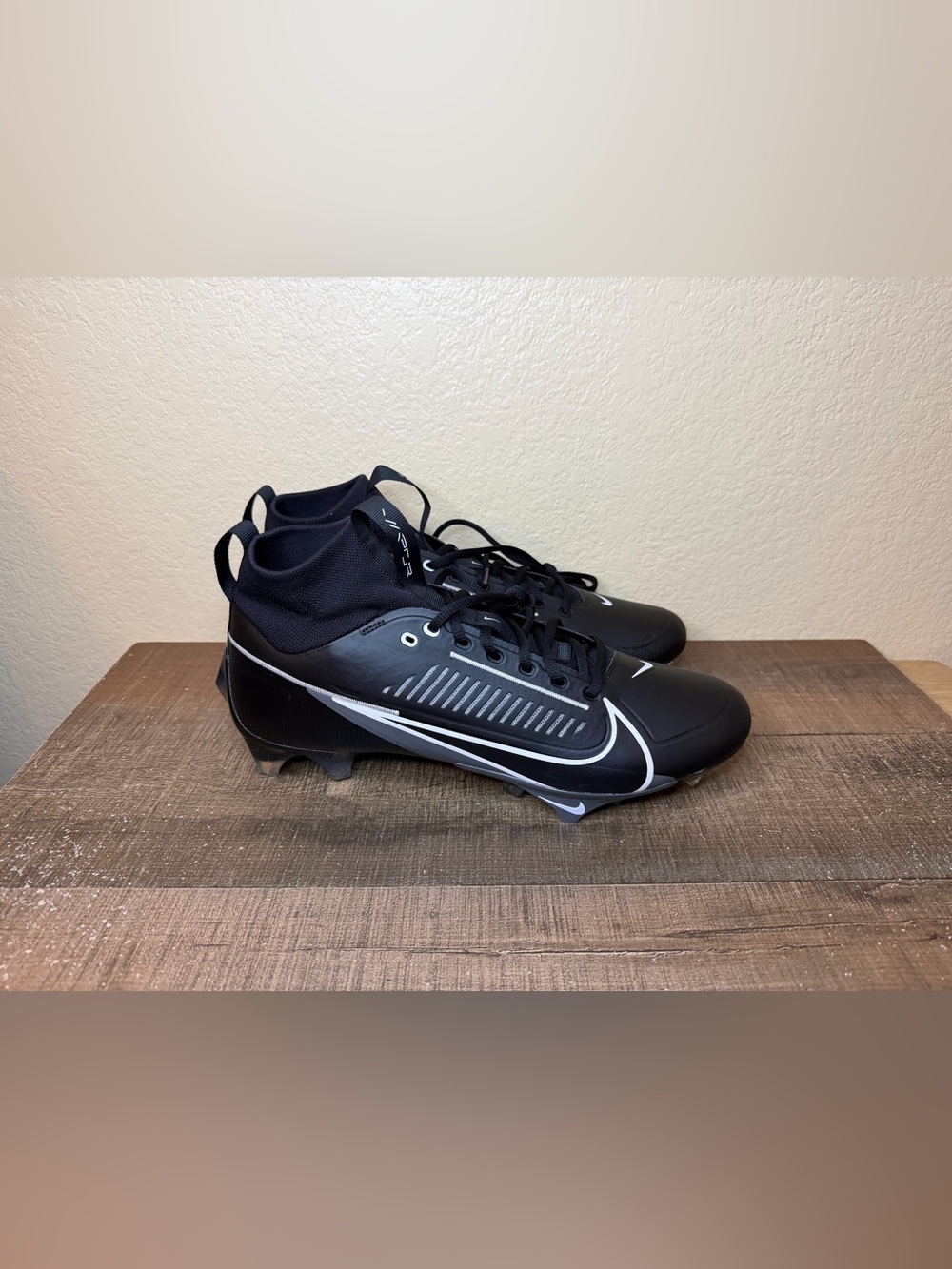 Nike Vapor Edge Pro 360 2 “Black Iron Grey” Football Cleats.
- Size 12.5 Men.